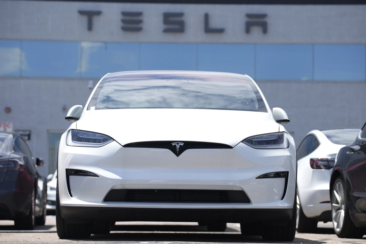 Tesla alentaa hintoja maailmanlaajuisesti