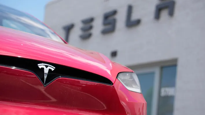 Tesla aloittaa massiivisen rekrytoinnin suurten irtisanomisten jälkeen