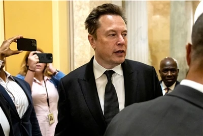 Musk: Keskustelemaan 5 miljardin dollarin investoinnista XAI:hen Teslan halli...